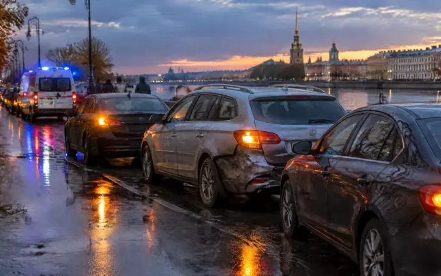 Четыре автомобиля столкнулись в центре Архангельска на Обводном канале
