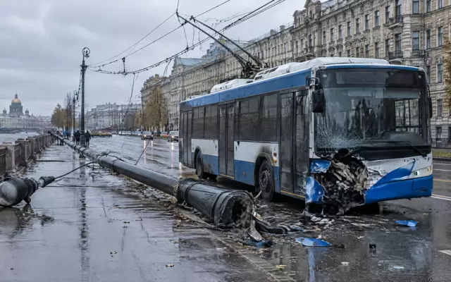 Троллейбус врезался в фонарный столб на проспекте Славы в Петербурге