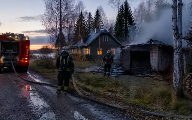 В Карелии пожар в гараже с автомобилем перекинулся на соседний дом